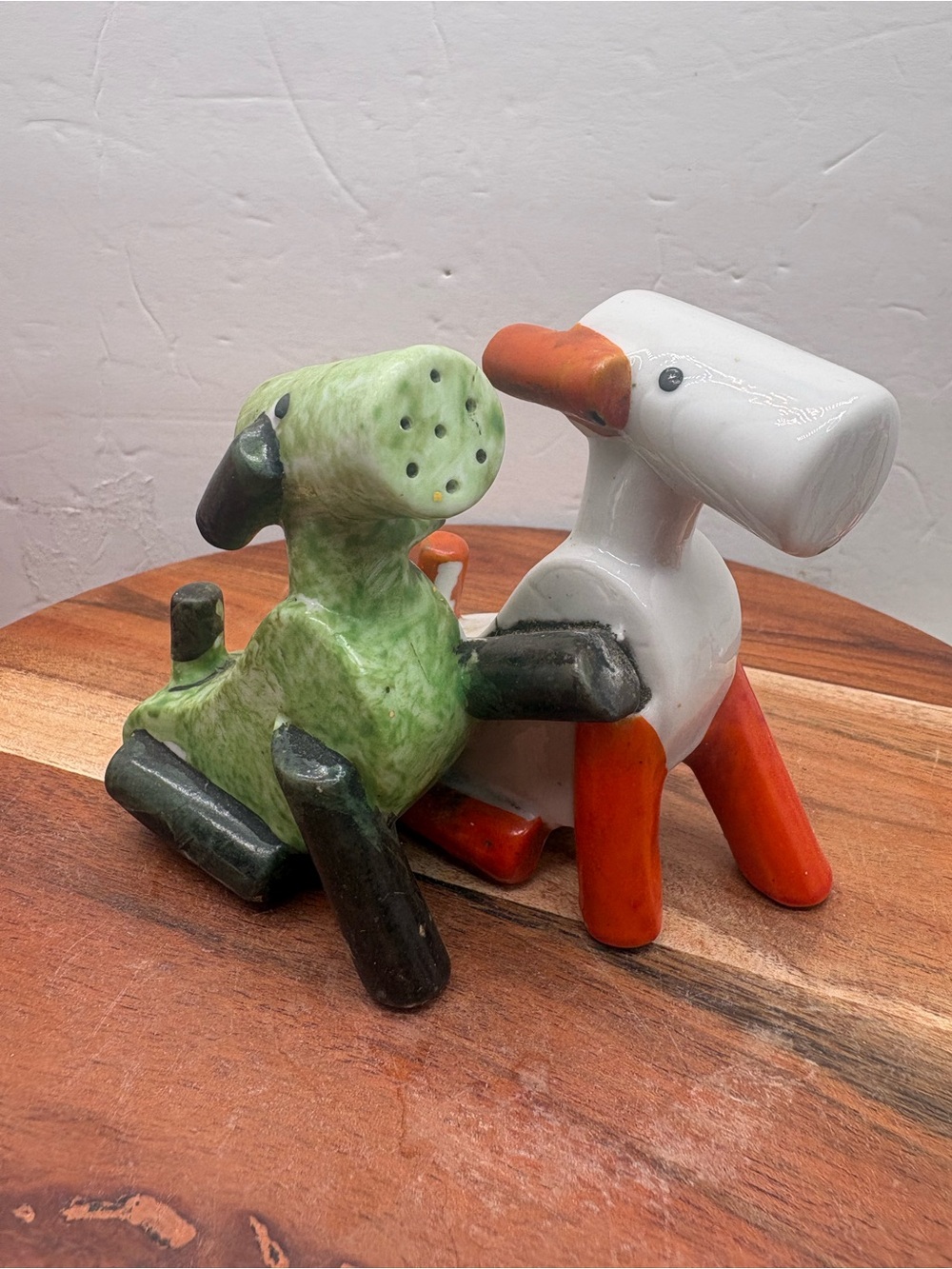 Vintage one piece dogs salt and pepper shakers